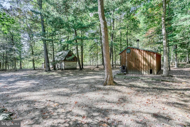 view of yard featuring an outbuilding