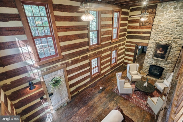 living room with an inviting chandelier, dark hardwood / wood-style floors, and a fireplace