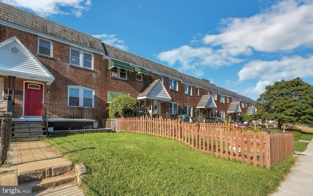 view of front of home featuring a front yard