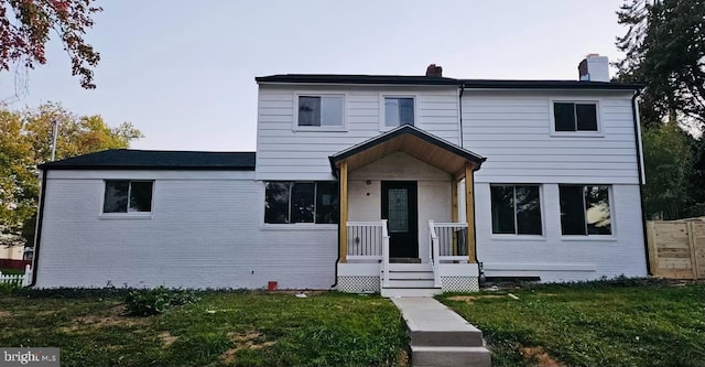 view of front facade featuring a front yard