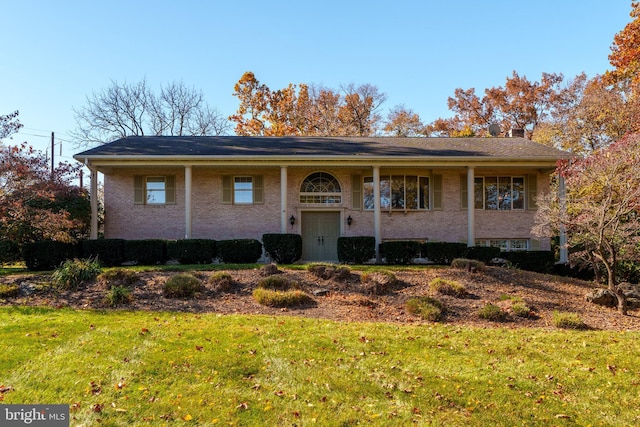 bi-level home featuring a front lawn