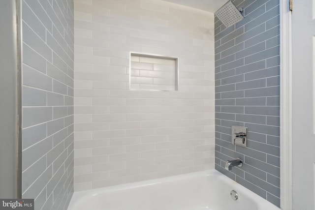 bathroom with tiled shower / bath combo