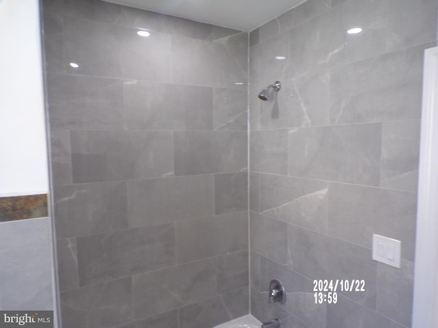 bathroom featuring a tile shower