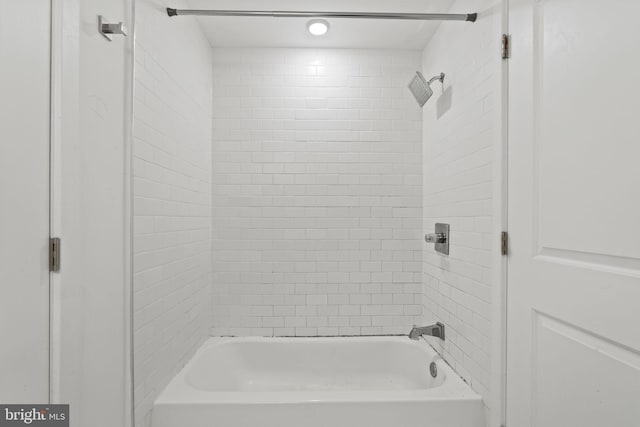 bathroom featuring tiled shower / bath combo