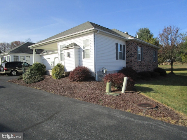 view of front of property with a front yard