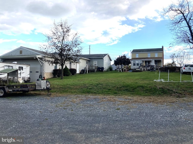 view of front facade featuring a front lawn