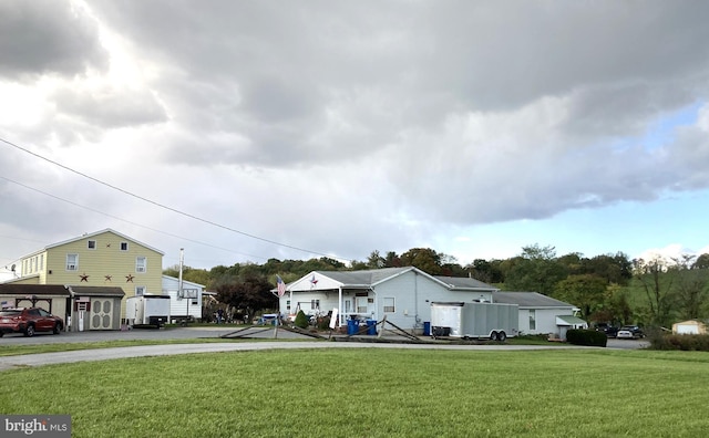 view of yard featuring a carport