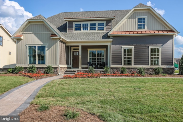 craftsman-style house featuring a front yard