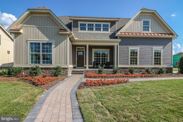 craftsman inspired home featuring a front yard