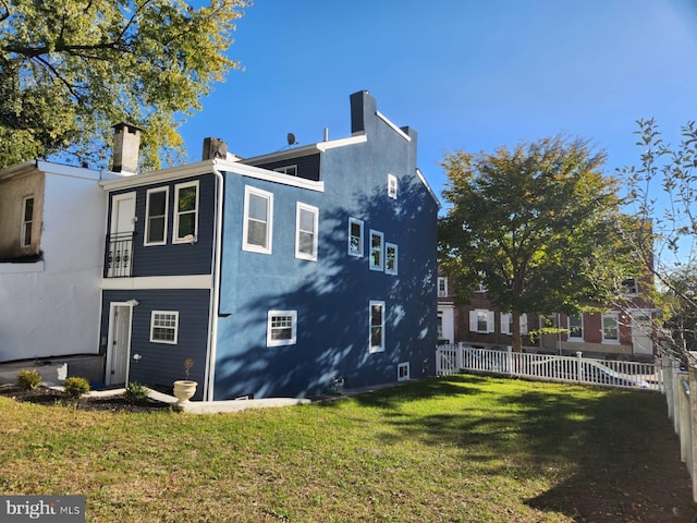 view of side of property featuring a lawn