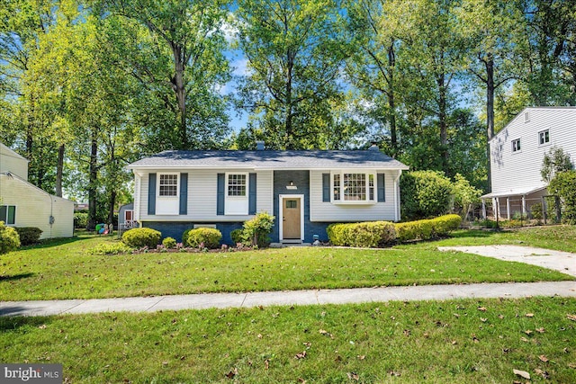 split foyer home featuring a front lawn