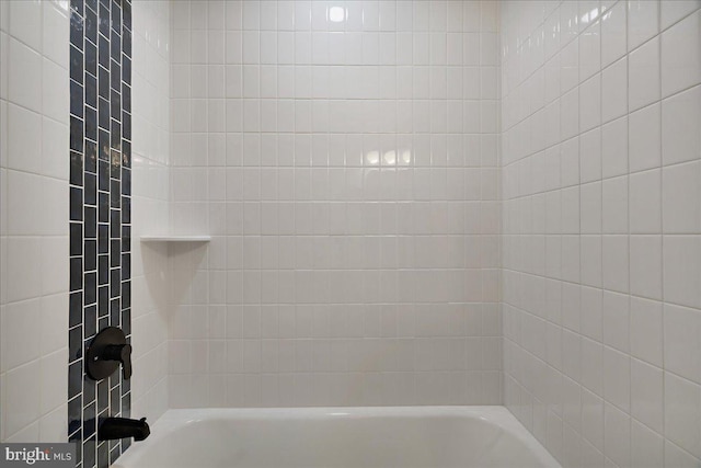 bathroom featuring tiled shower / bath