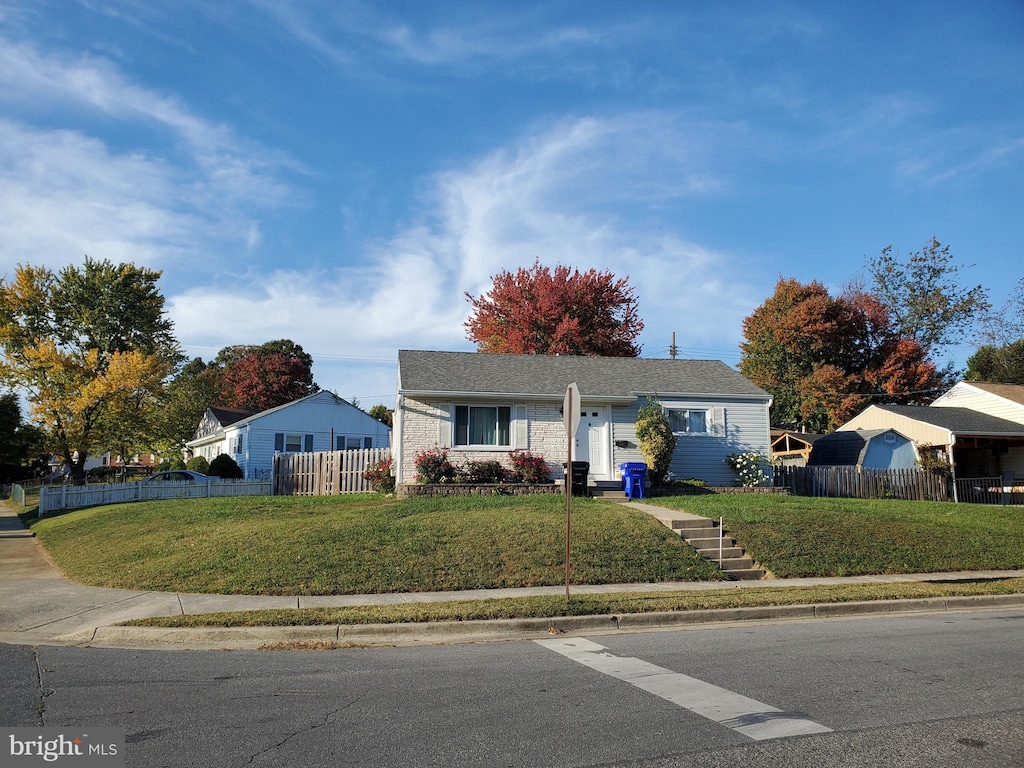 view of front of house featuring a front yard