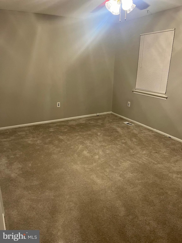 unfurnished room with carpet floors and ceiling fan