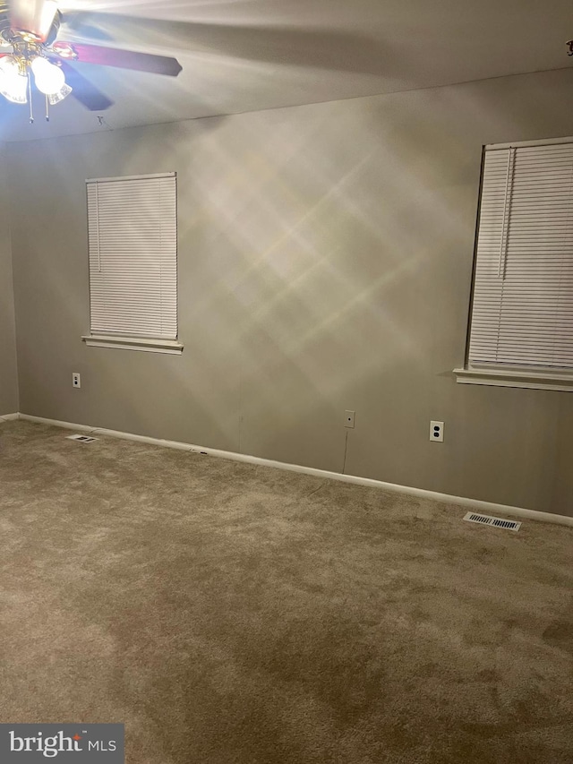 unfurnished room featuring ceiling fan and carpet