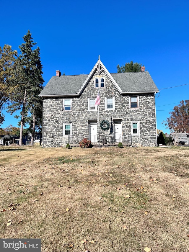 view of front of home featuring a front yard