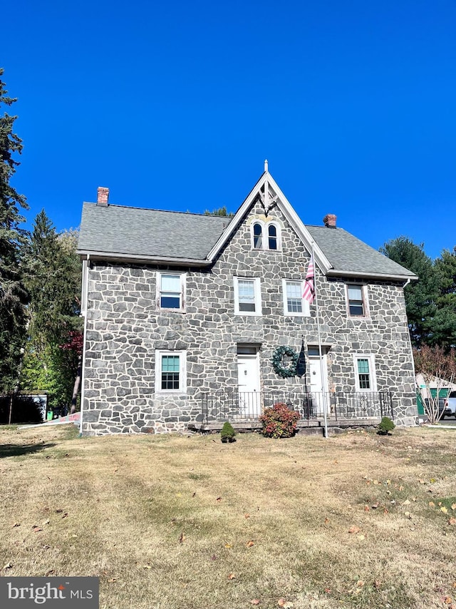 view of front of home with a front yard