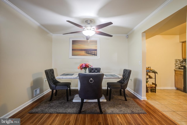 dining area featuring ceiling fan, ornamental molding, and light hardwood / wood-style flooring