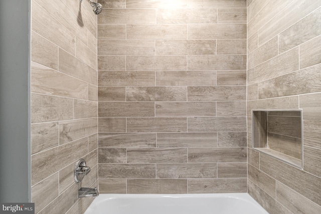 bathroom with tiled shower / bath