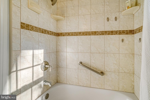 bathroom featuring tiled shower / bath