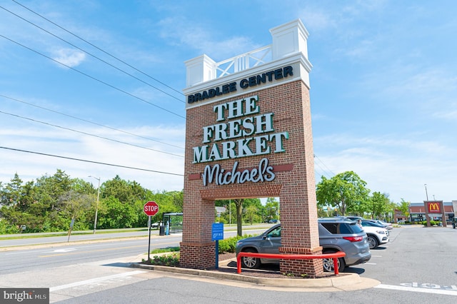 view of community / neighborhood sign