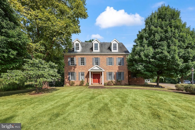 colonial home featuring a front lawn