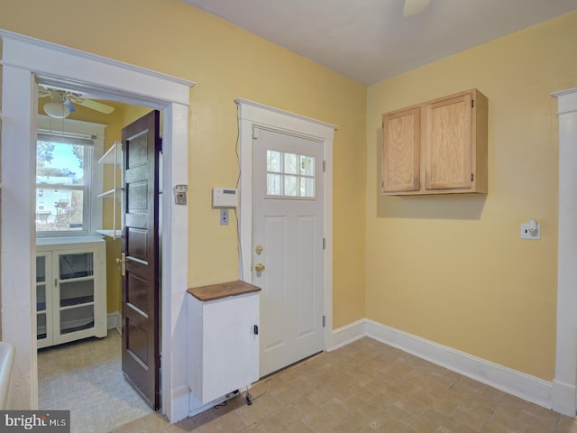 foyer entrance featuring ceiling fan