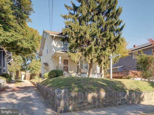 view of front of house with a front yard and covered porch