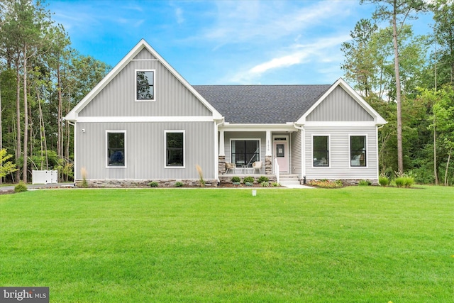 view of front facade featuring a front yard and covered porch