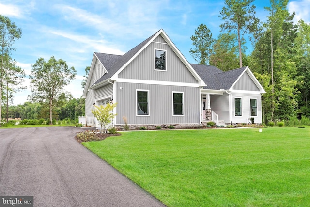 view of front of property featuring a front yard and covered porch