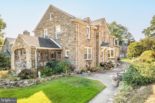 view of front of home with a front lawn