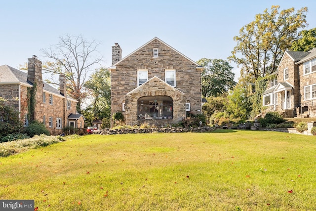 view of front of property featuring a front lawn