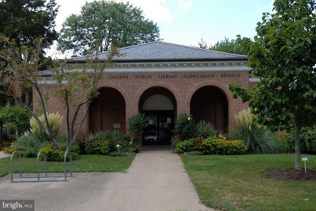 view of front of house with brick siding and a front lawn