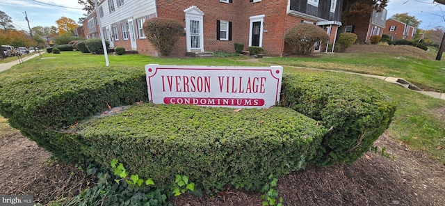 community / neighborhood sign featuring a yard