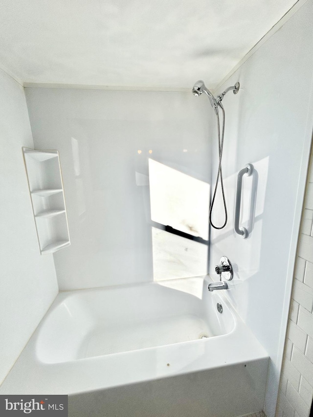 bathroom with tiled shower / bath combo