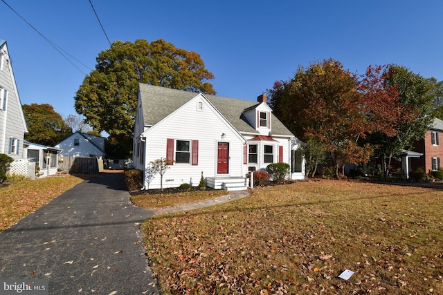 view of front of house featuring a front lawn