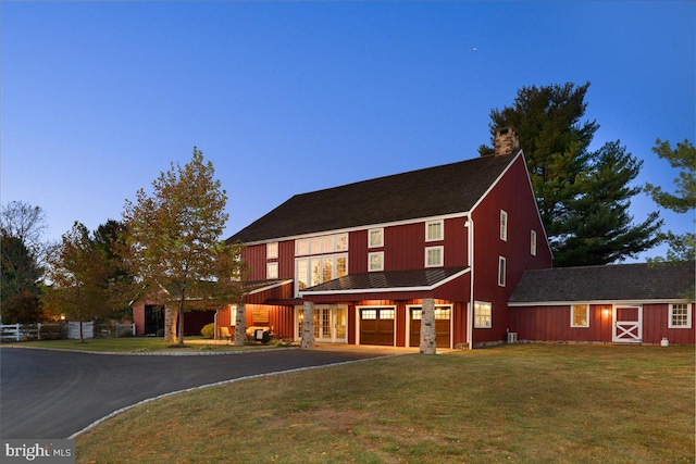 view of front of property featuring a lawn