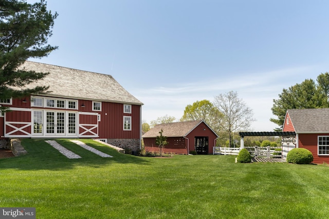 view of yard featuring an outdoor structure