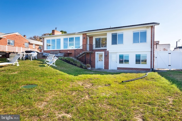 view of front of property featuring a front lawn