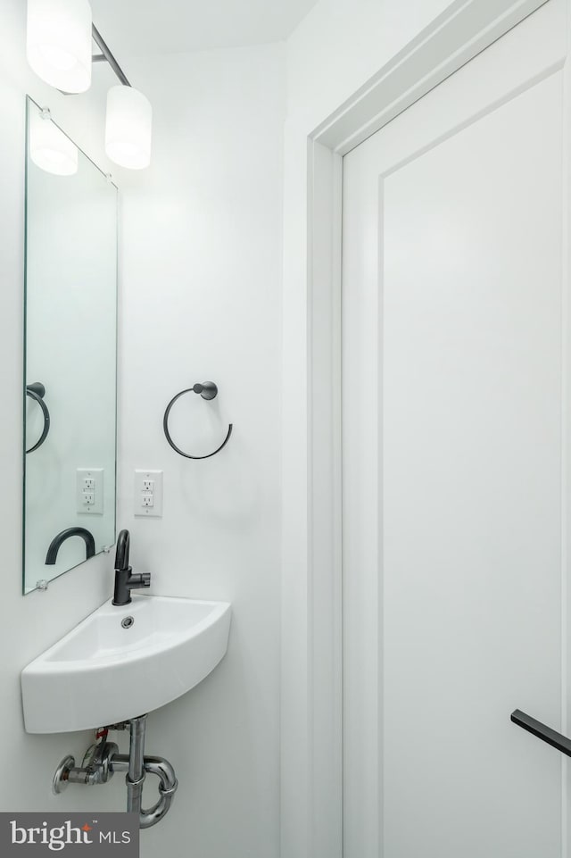 bathroom featuring sink