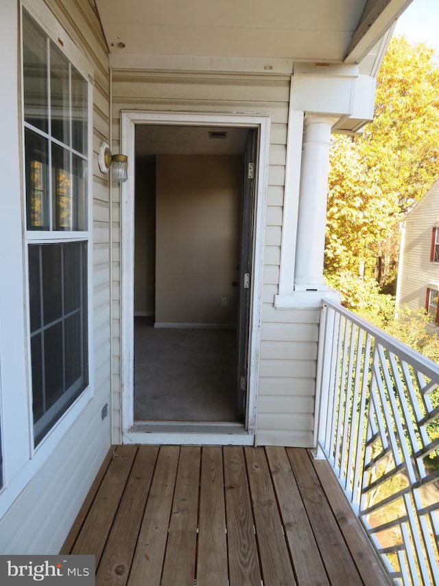 property entrance featuring a balcony