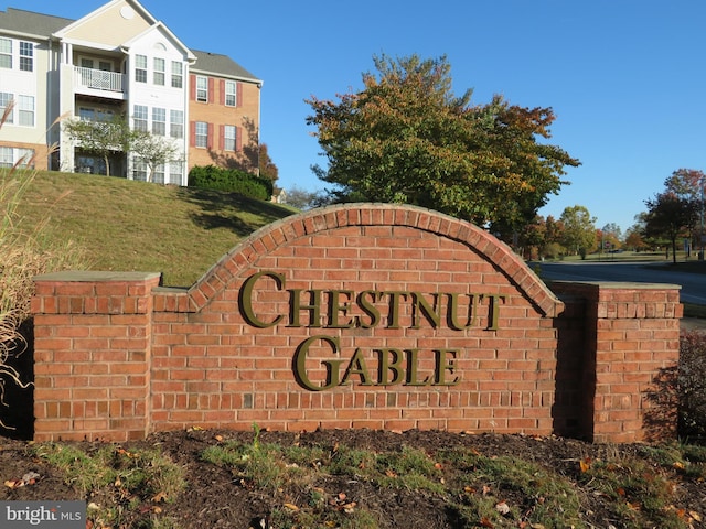 community sign with a lawn