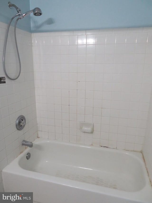 bathroom featuring tiled shower / bath combo