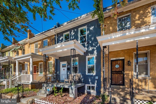 view of front of property featuring a porch