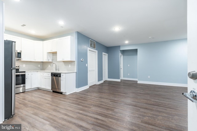 kitchen with visible vents, open floor plan, stainless steel appliances, and baseboards