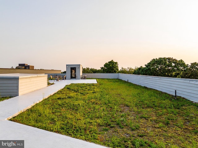 view of yard at dusk