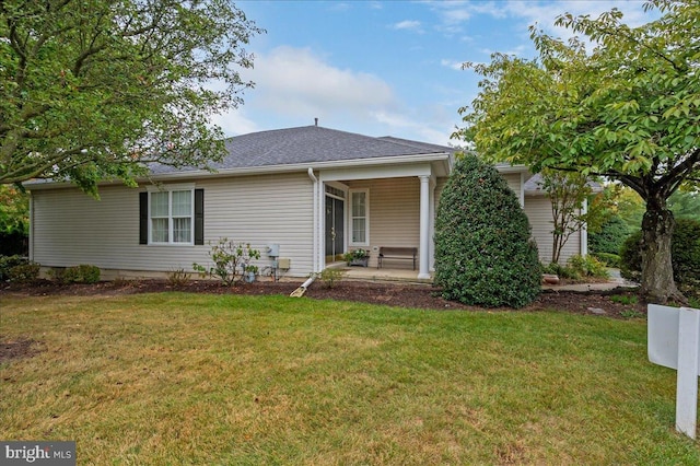 view of front of property featuring a front lawn