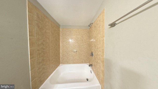 bathroom featuring tiled shower / bath