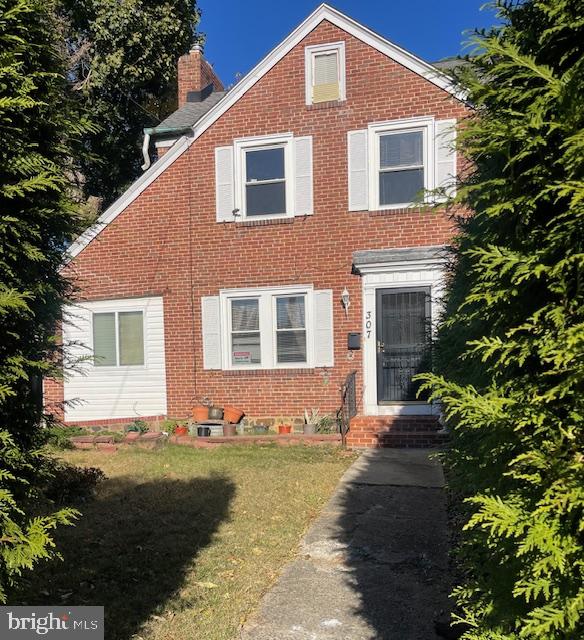 view of front of home with a front lawn