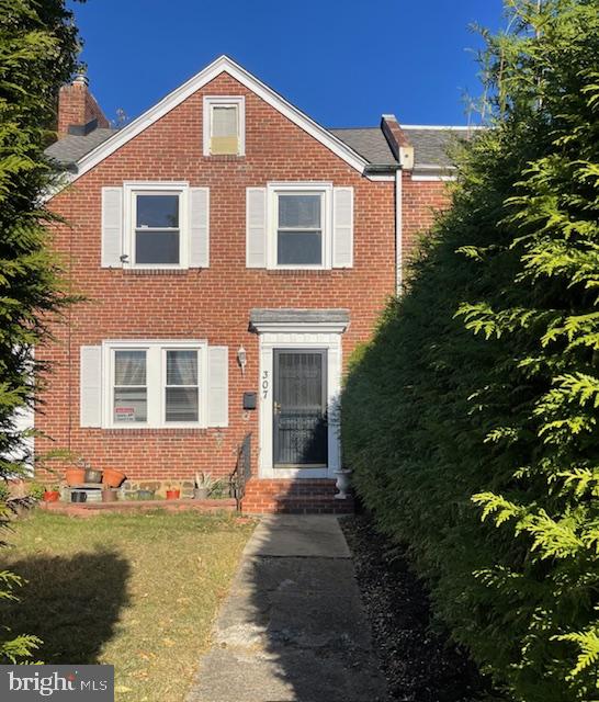 view of front facade featuring a front lawn